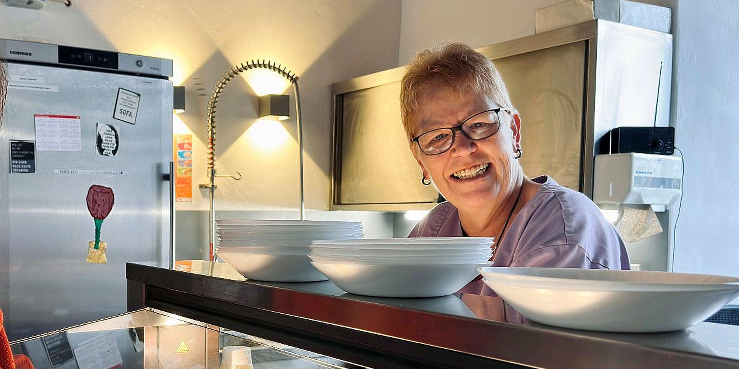 Köchin Rosi Strupeck sorgt dafür, dass das Essen lecker schmeckt. (c) Inge Hülpes/Bistum Köchin Rosi Strupeck sorgt dafür, dass das Essen lecker schmeckt.