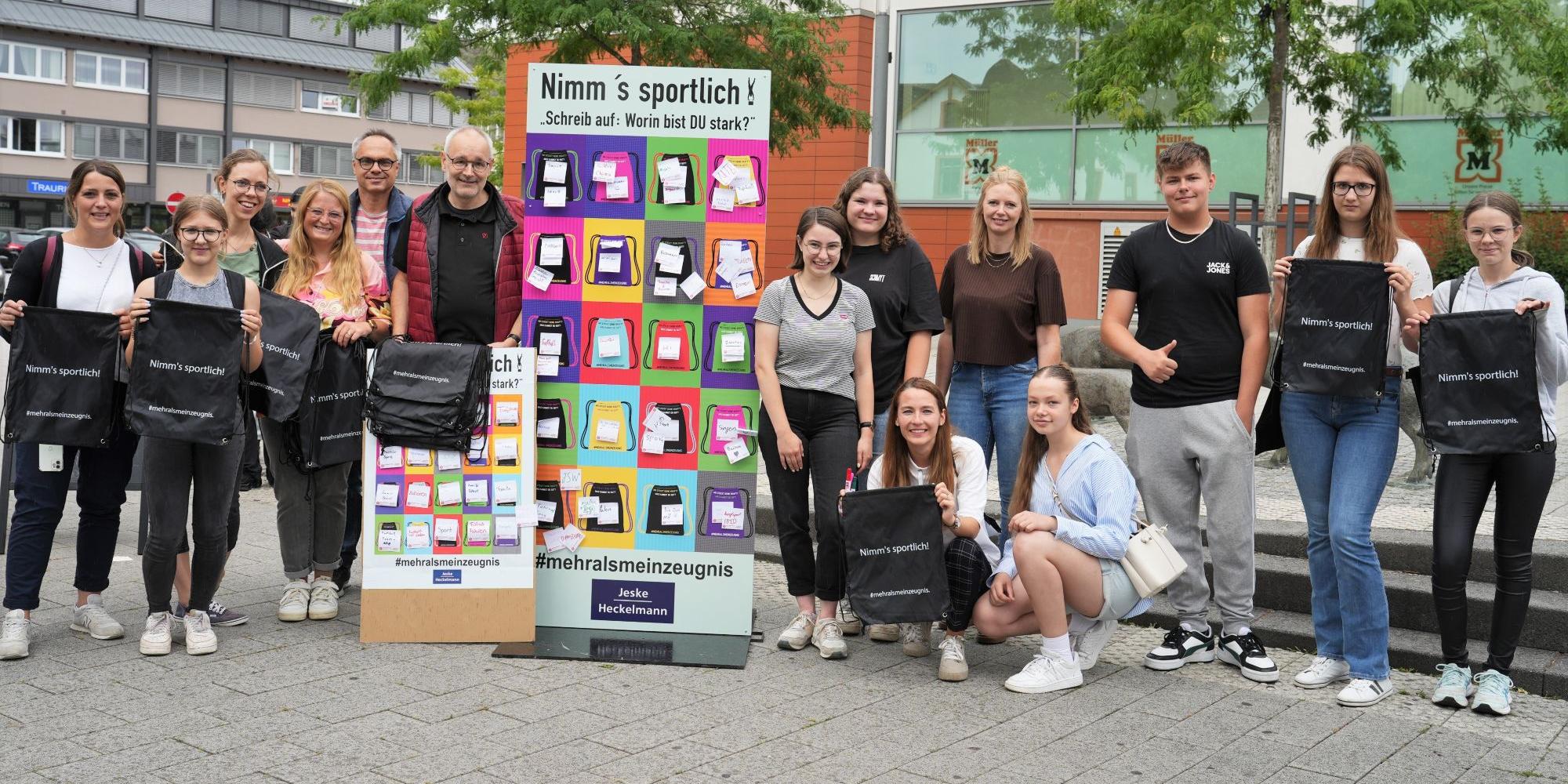 Hauptamtliche aus der Jugendarbeit sowie Schülerinnen und Schülern engagieren sich gemeinsam in der Aktion am letzten Schultag.