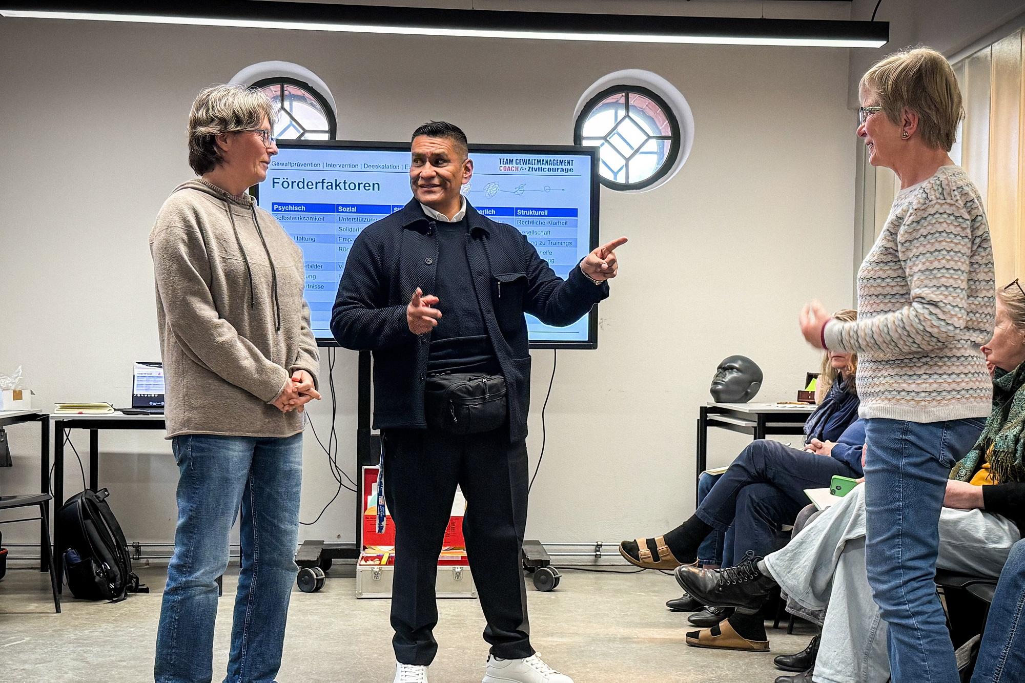 Trainer  Chaska Stern (Mitte) mit Teilnehmenden beim Kurs für  Zivilcourage in Berlin.