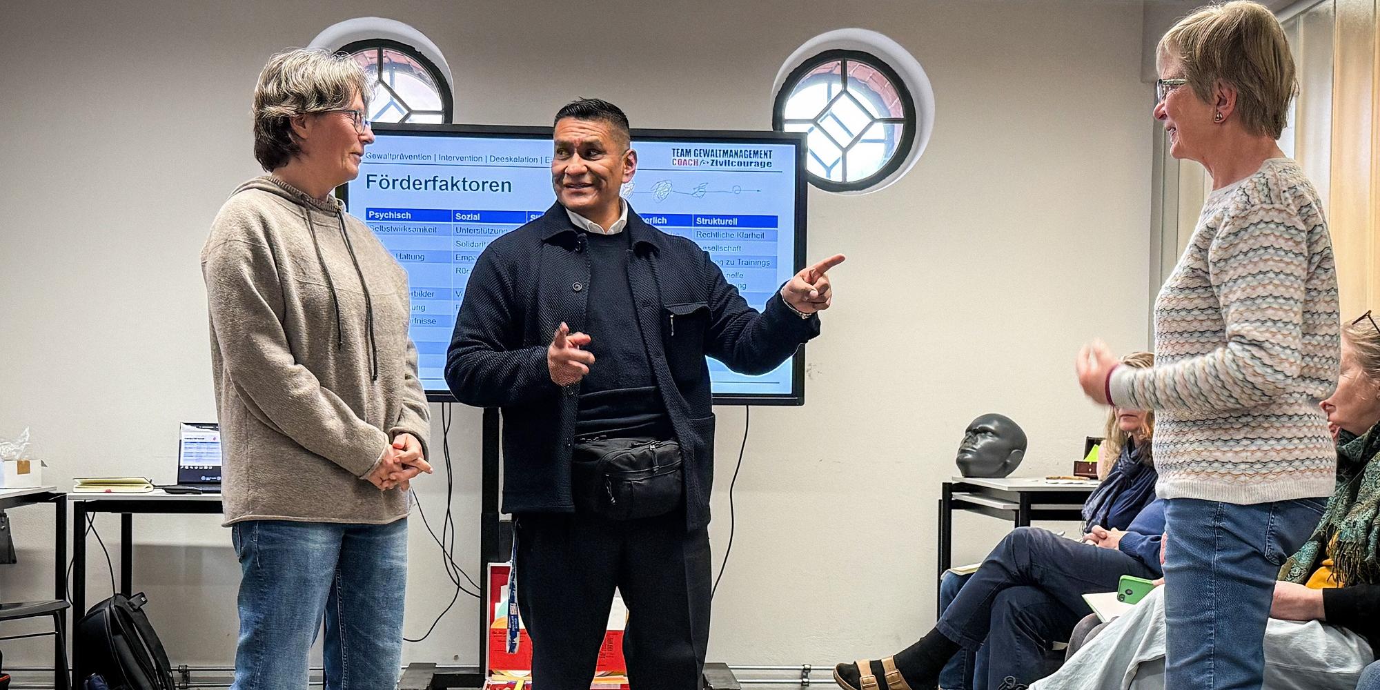 Trainer  Chaska Stern (Mitte) mit Teilnehmenden beim Kurs für  Zivilcourage in Berlin.