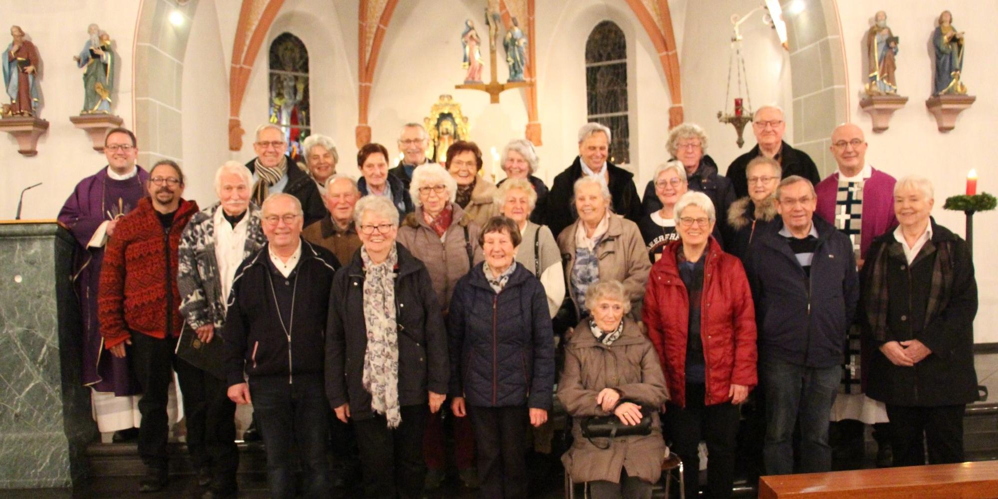 Die Kirchenchorgemeinschaft Mehren/Demerath nach ihrem letzten Auftritt in der St.-Matthias-Pfarrkirche in Mehren – mit Präses Pfarrer Dr. Jonas Weller (hinten links) und Ruhestandspfarrer Rudolf Heck (mittlere Reihe rechts), mit dem Chorleiter Heinrich Röhrs (vorne links) und der Vorsitzenden Ilse Schleuning (vorne Dritte von rechts). (c) privat Die Kirchenchorgemeinschaft Mehren/Demerath nach ihrem letzten Auftritt in der St.-Matthias-Pfarrkirche in Mehren – mit Präses Pfarrer Dr. Jonas Weller (hinten links) und Ruhestandspfarrer Rudolf Heck (mittlere Reihe rechts), mit dem Chorleiter Heinrich Röhrs (vorne links) und der Vorsitzenden Ilse Schleuning (vorne Dritte von rechts).