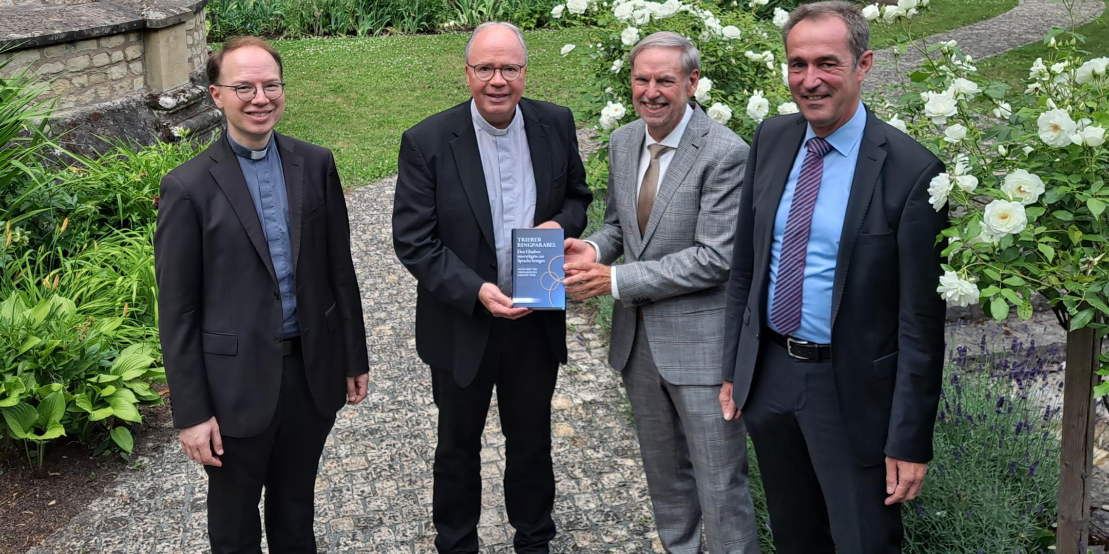 Gruppenbild: Bischof Ackermann (Zweiter von links) erhielt ein erstes Exemplar der Festschrift von (von links) Professor Marco Benini, Rektor Walter Andreas Euler und Klaus Vellguth. (c) Fakultät Gruppenbild: Bischof Ackermann (Zweiter von links) erhielt ein erstes Exemplar der Festschrift von (von links) Professor Marco Benini, Rektor Walter Andreas Euler und Klaus Vellguth.