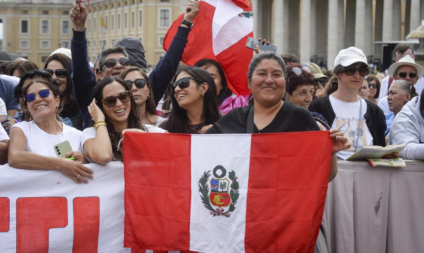 Gläubige aus Peru wollen mit den Nationalfahnen des Landes auf dem Petersplatz am 11. Mai zeigen, dass der neue Papst einer von ihnen ist.