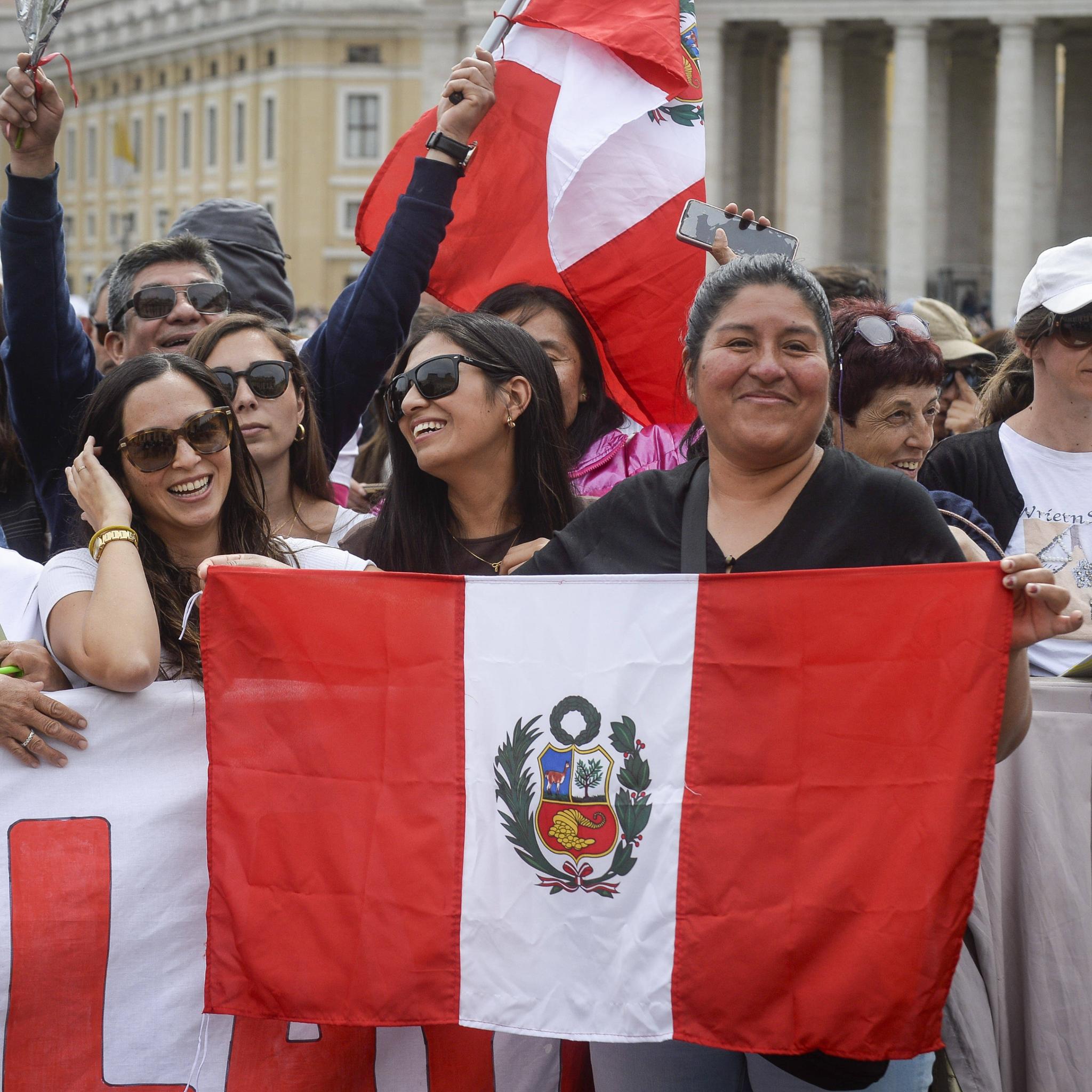 Gläubige aus Peru wollen mit den Nationalfahnen des Landes auf dem Petersplatz am 11. Mai zeigen, dass der neue Papst einer von ihnen ist.