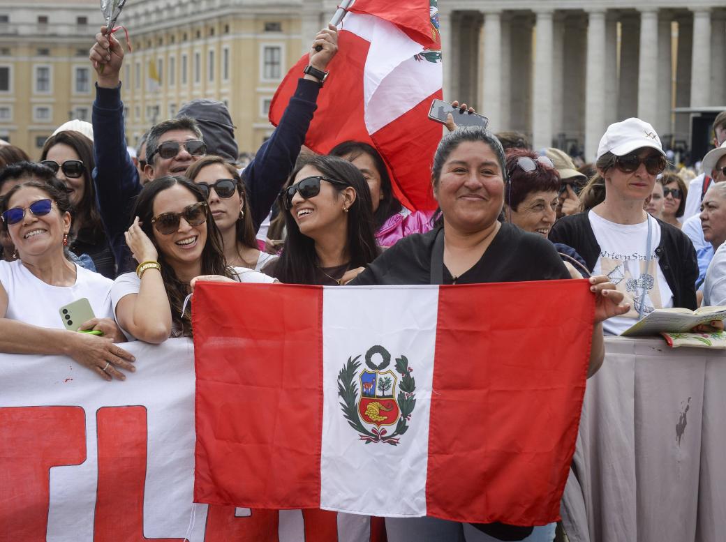Gläubige aus Peru wollen mit den Nationalfahnen des Landes auf dem Petersplatz am 11. Mai zeigen, dass der neue Papst einer von ihnen ist.