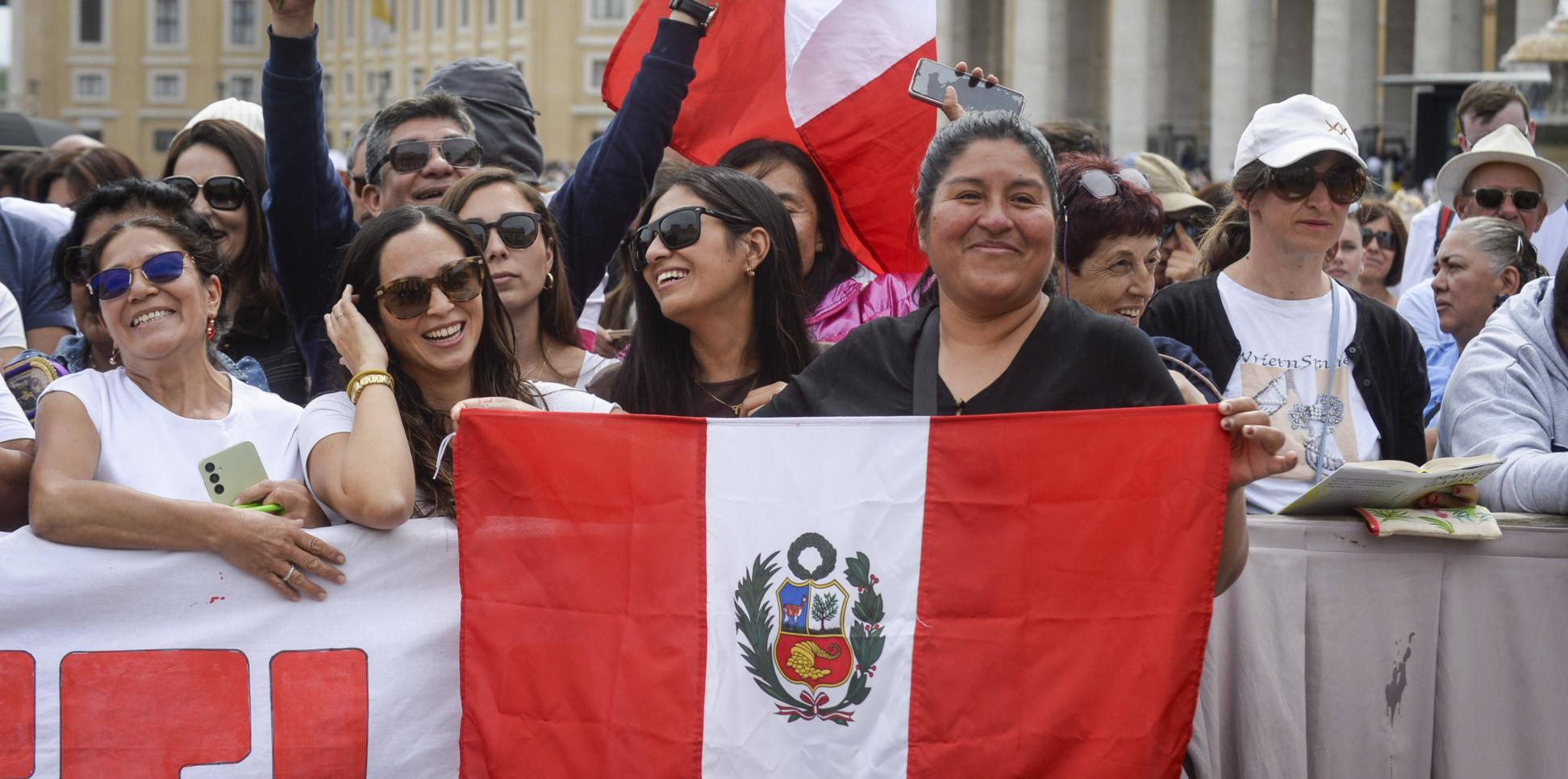 Gläubige aus Peru wollen mit den Nationalfahnen des Landes auf dem Petersplatz am 11. Mai zeigen, dass der neue Papst einer von ihnen ist.