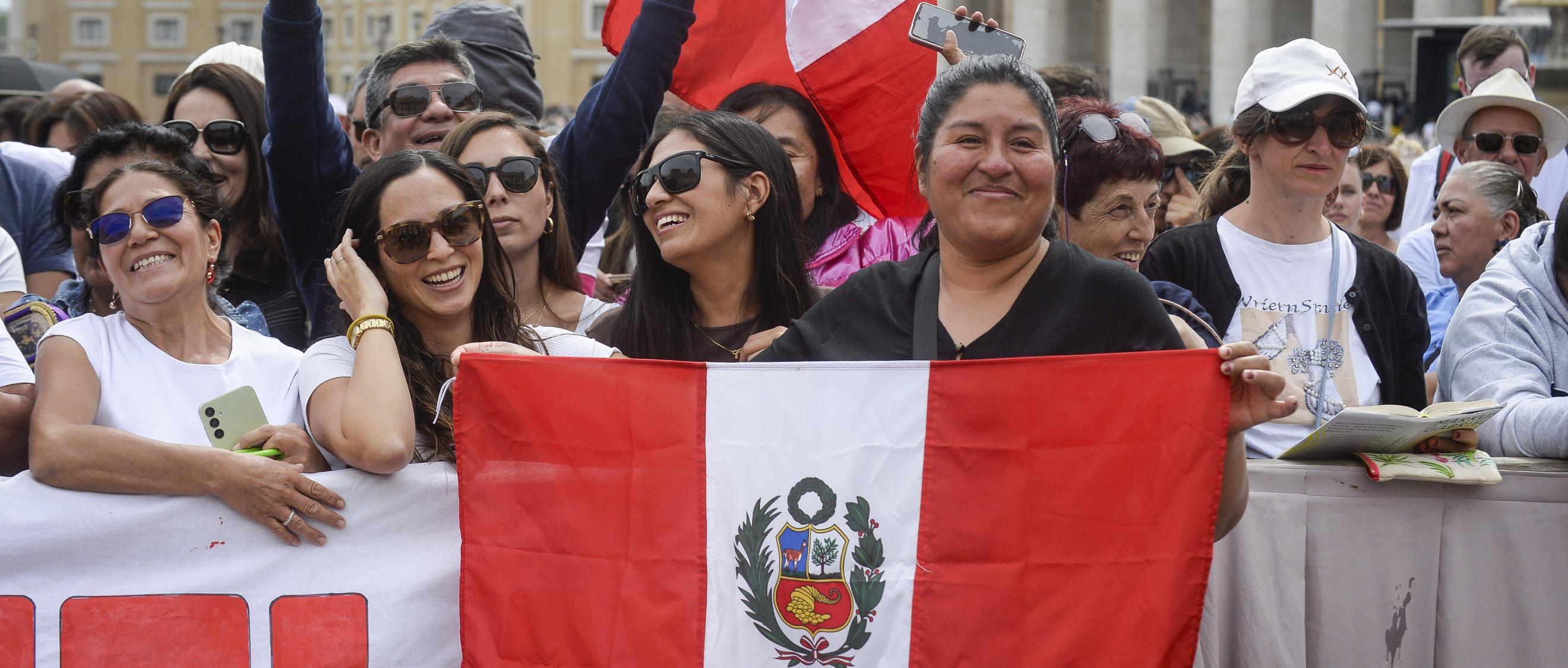 Gläubige aus Peru wollen mit den Nationalfahnen des Landes auf dem Petersplatz am 11. Mai zeigen, dass der neue Papst einer von ihnen ist.