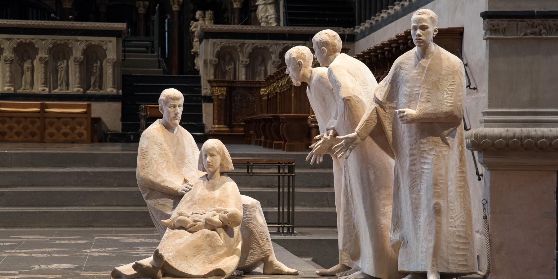 An Heiligabend wird die zeitgenössische Krippe von Hubert Mussner mit fast lebensgroßen Figuren auf der Altarinsel des Trierer Domes enthüllt (c) Rita Heyen/Hohe Domkirche Trier An Heiligabend wird die zeitgenössische Krippe von Hubert Mussner mit fast lebensgroßen Figuren auf der Altarinsel des Trierer Domes enthüllt