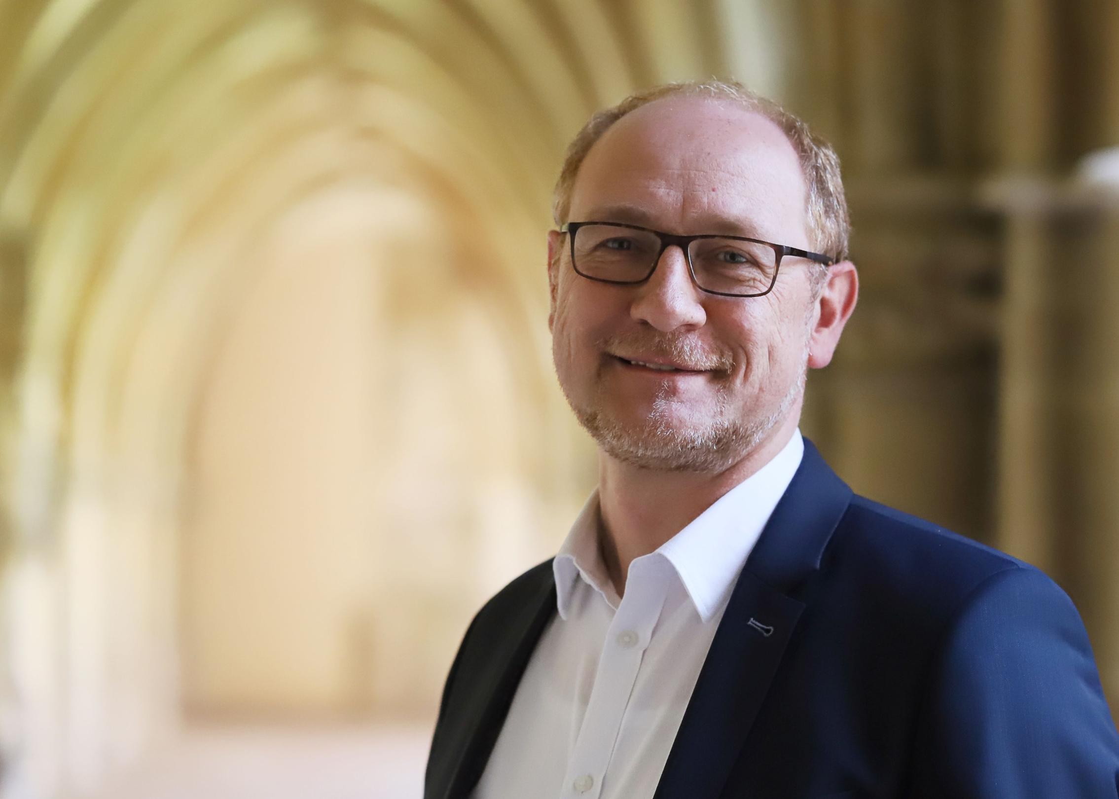 Ein Mann mit Brille lächelt in die Kamera (c) Inge Hülpes/Bistum Ein Mann mit Brille lächelt in die Kamera