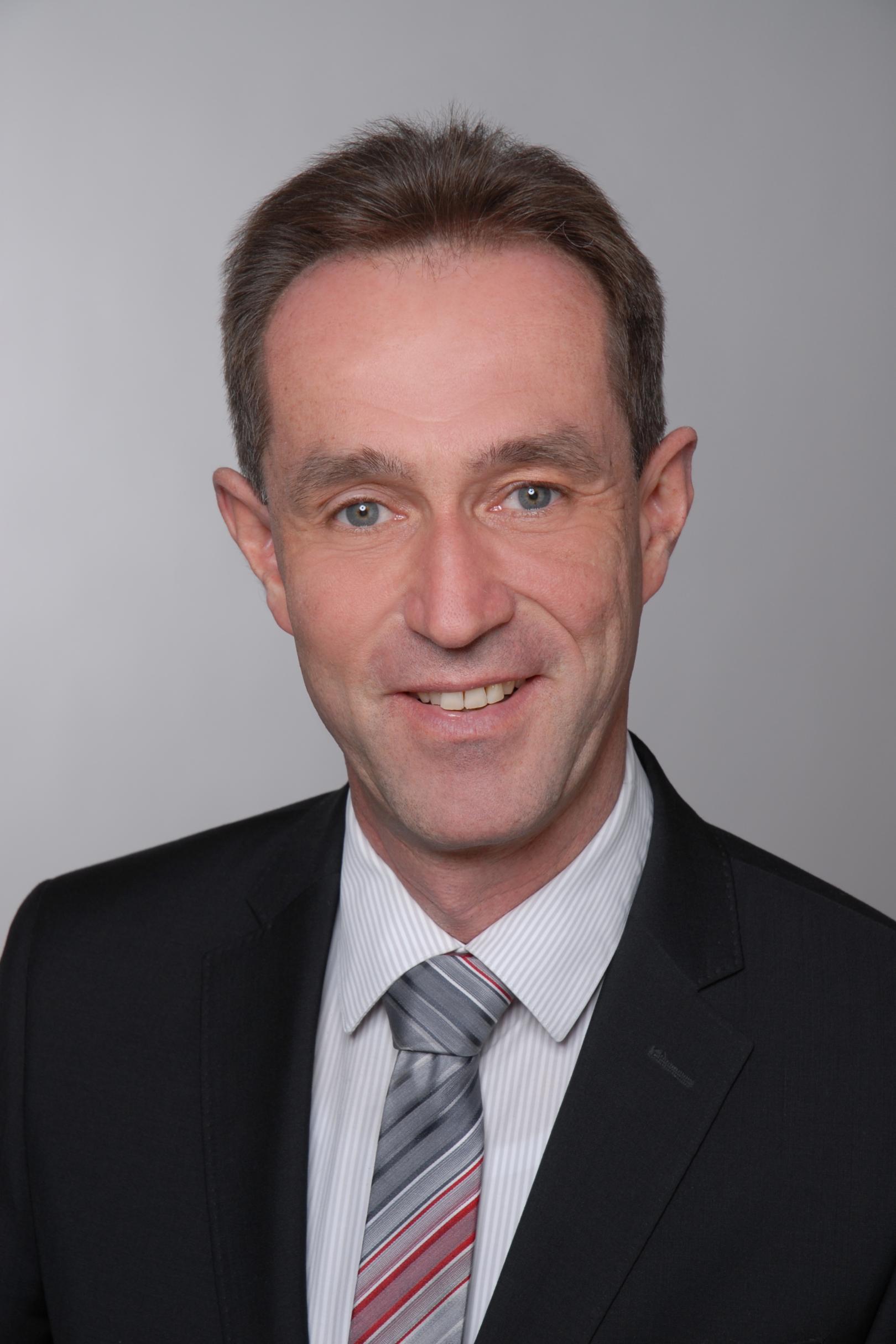 Prof. Dr. mult. Klaus Vellguth ist Inhaber des Lehrstuhls für Pastoraltheologie mit Homiletik an der Theologischen Fakultät Trier.