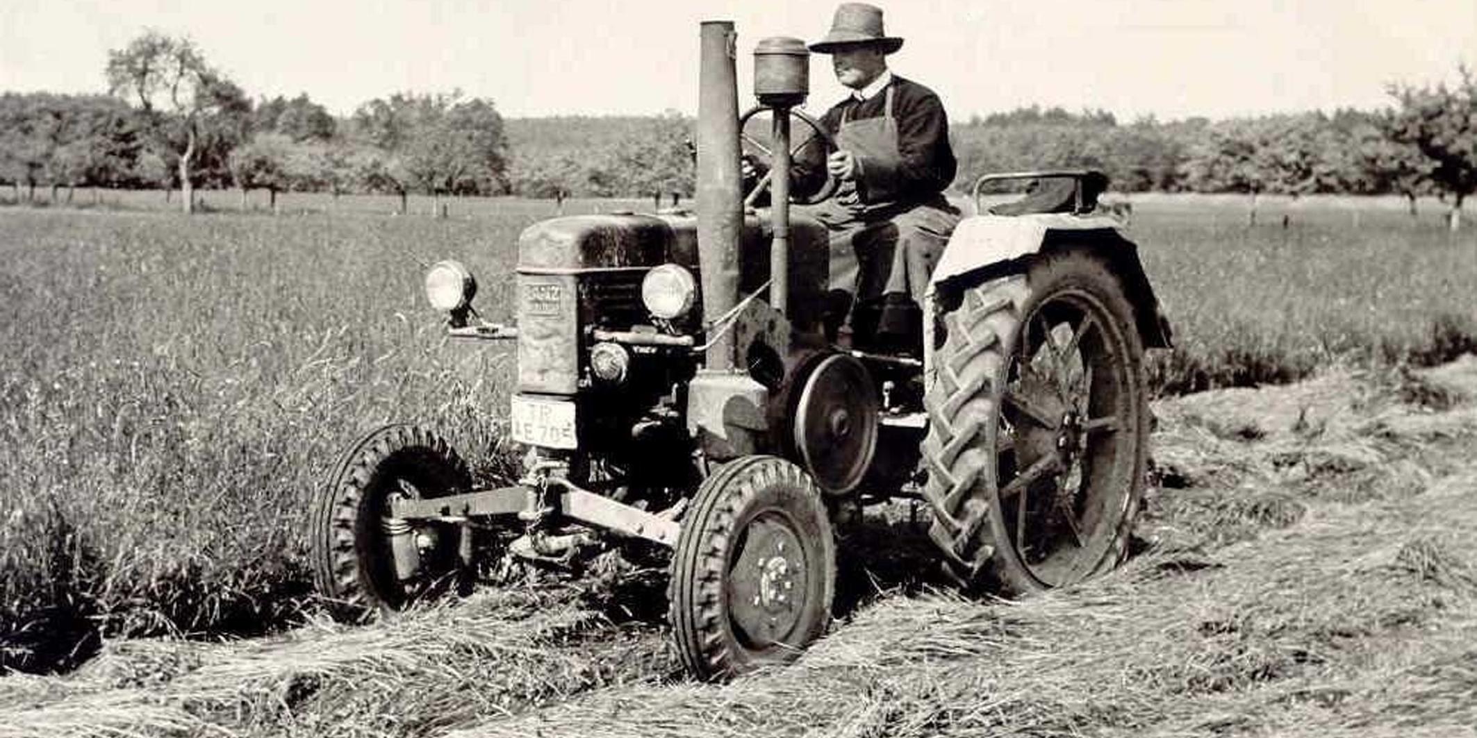 Ein historisches Foto zeigt einen der Brüder auf einem Traktor. (c) Schönfelder Hof Ein historisches Foto zeigt einen der Brüder auf einem Traktor.