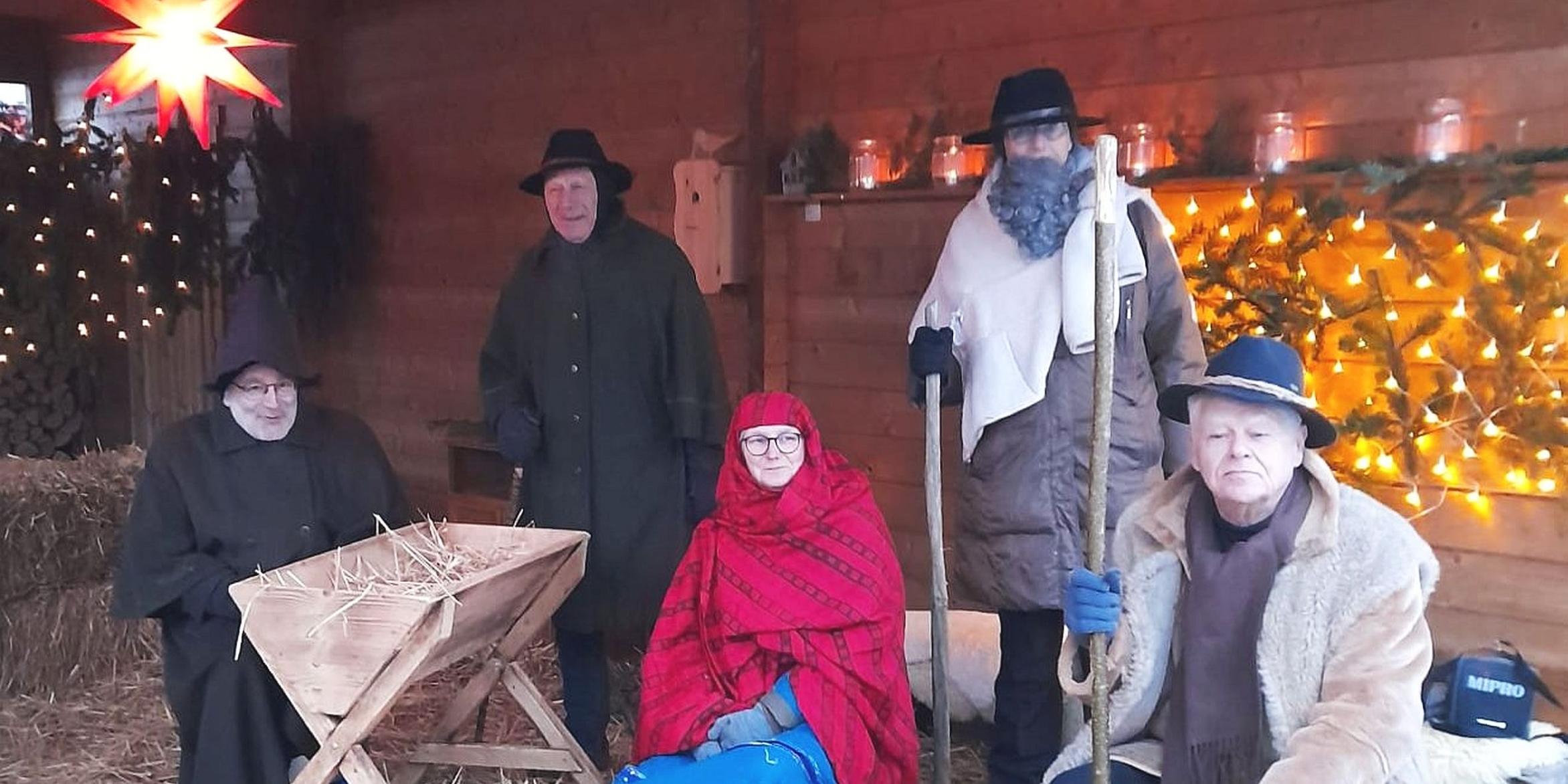 Das Jubiläum des „Begehbaren Adventskalenders“ wird mit einer lebendigen Krippe gefeiert (Foto von links Armin Surkus-Anzenhofer, Erich May, Pia Adam, Sigrid Steffens und Hermann Theobald). (c) Christina Bents Das Jubiläum des „Begehbaren Adventskalenders“ wird mit einer lebendigen Krippe gefeiert (Foto von links Armin Surkus-Anzenhofer, Erich May, Pia Adam, Sigrid Steffens und Hermann Theobald).