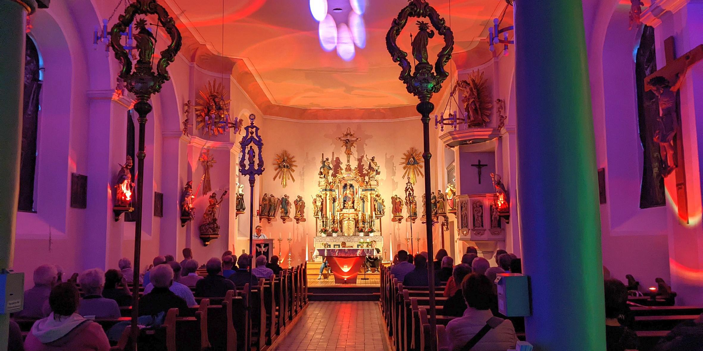 Beim Jubiläumsgottesdienst in der Dörther Kirche St. Philippus und Jakobus herrschte eine stimmungsvolle Atmosphäre. (c) Pfarrei/Christopher Beres Beim Jubiläumsgottesdienst in der Dörther Kirche St. Philippus und Jakobus herrschte eine stimmungsvolle Atmosphäre.