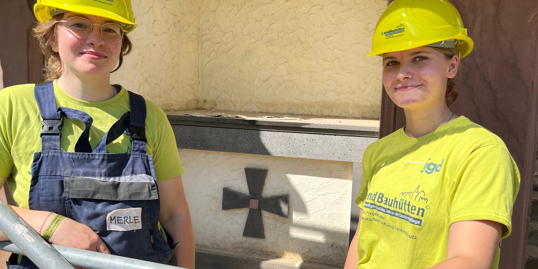 Merle und Lena (von links) arbeiten im Fluthilfecamp mit an der Wiederherstellung der kleinen Marienkapelle in Mayschoß. (c) Julia Fröder Merle und Lena (von links) arbeiten im Fluthilfecamp mit an der Wiederherstellung der kleinen Marienkapelle in Mayschoß.