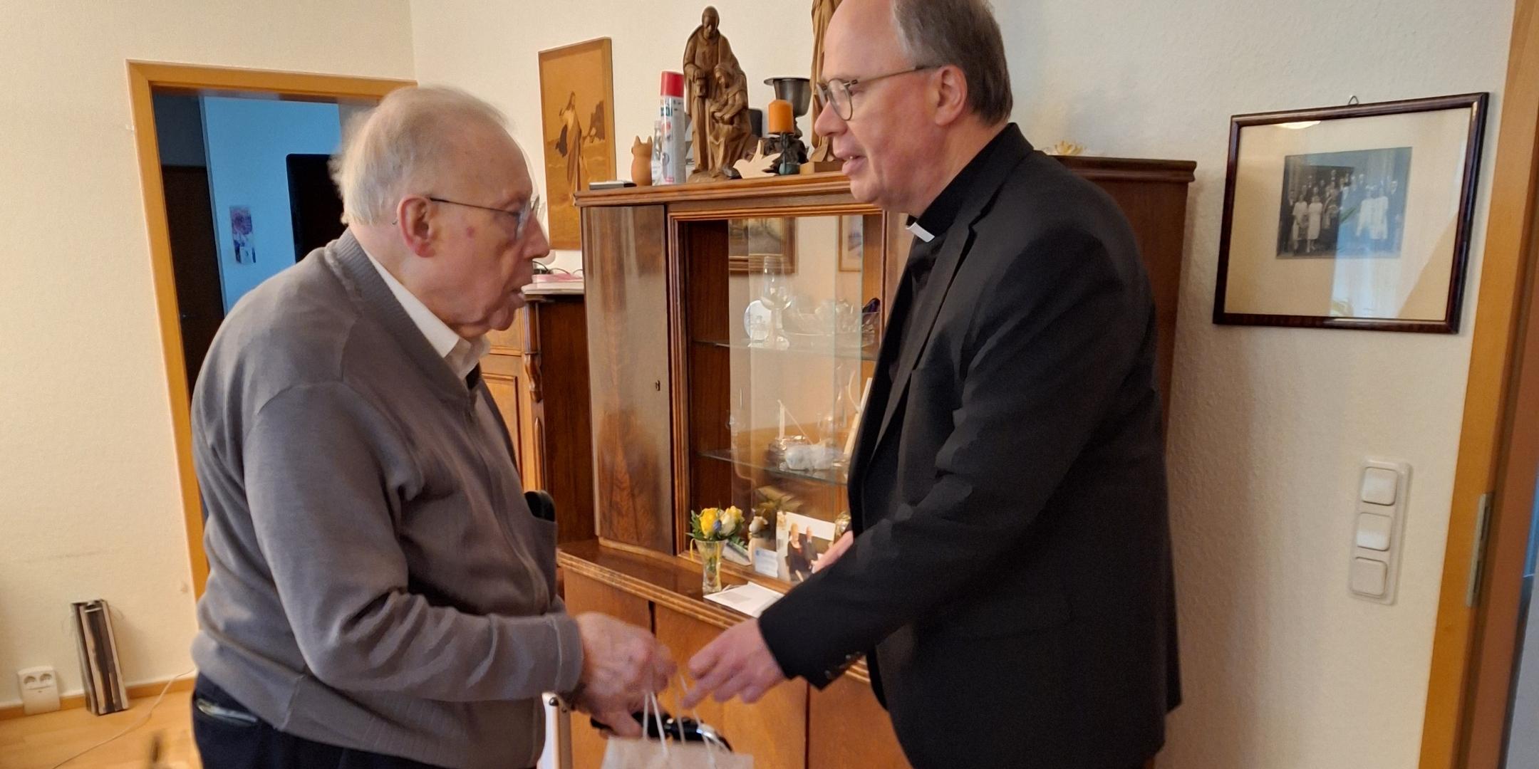 Bischof Dr. Stephan Ackermann spricht dem ältesten und auch dienstältesten Trierer Bistumspriester Richard Koch die Glückwünsche der Diözese aus. (c) Margit Bramer Bischof Dr. Stephan Ackermann spricht dem ältesten und auch dienstältesten Trierer Bistumspriester Richard Koch die Glückwünsche der Diözese aus.