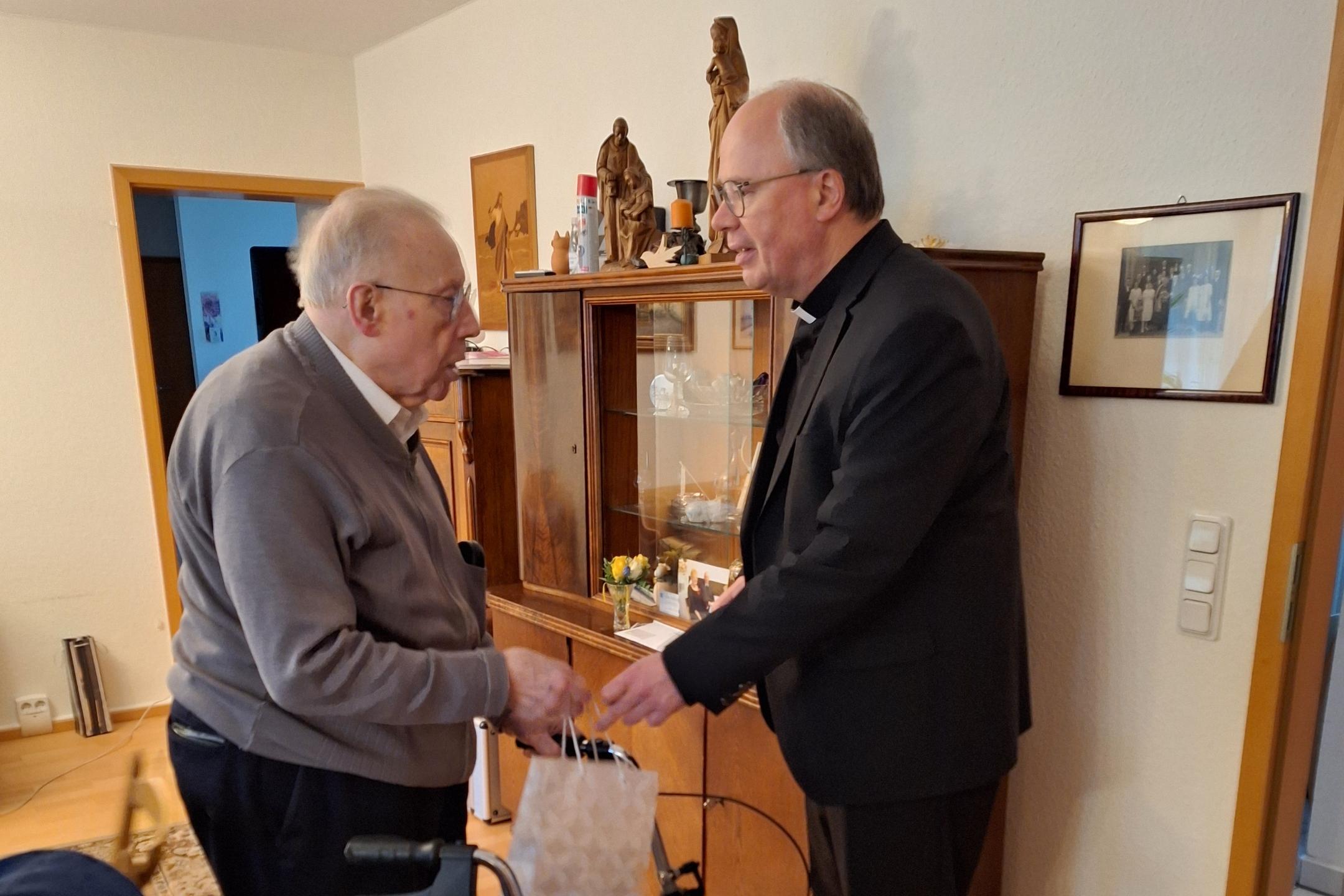 Bischof Dr. Stephan Ackermann spricht dem ältesten und auch dienstältesten Trierer Bistumspriester Richard Koch die Glückwünsche der Diözese aus.