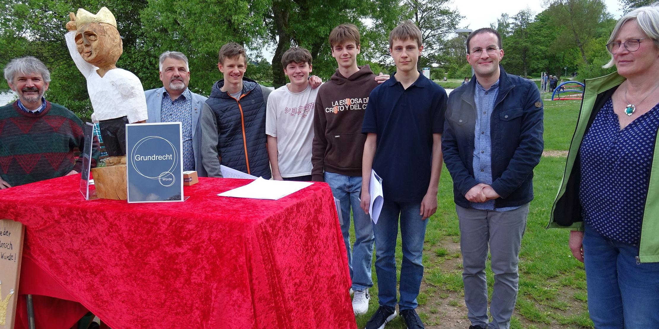 Die Holzkönige des Bonner Diakons Ralf Knoblauch begleiteten die Firmlinge und ihre Begleiter (von links Karl-Josef Schmitt und Jörg Mang, von rechts Christina Schmitt und Jens Bauer) auf ihrem Weg. (c) Ruth Wagner Die Holzkönige des Bonner Diakons Ralf Knoblauch begleiteten die Firmlinge und ihre Begleiter (von links Karl-Josef Schmitt und Jörg Mang, von rechts Christina Schmitt und Jens Bauer) auf ihrem Weg.
