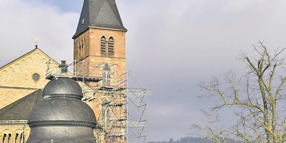 Das Gerüst steht schon: In den nächsten Wochen soll auf der Heiltumskapelle am Trierer Dom das neue Kreuz errichtet werden (c) Christine Cüppers Das Gerüst steht schon: In den nächsten Wochen soll auf der Heiltumskapelle am Trierer Dom das neue Kreuz errichtet werden