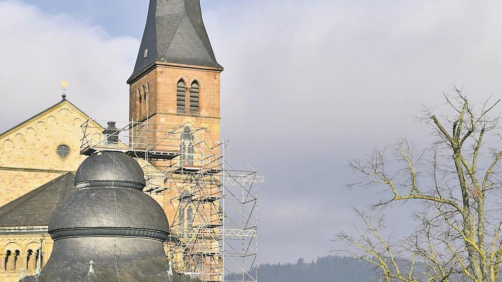 Das Gerüst steht schon: In den nächsten Wochen soll auf der Heiltumskapelle am Trierer Dom das neue Kreuz errichtet werden
