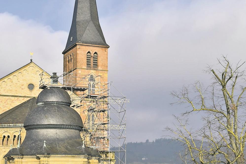 Das Gerüst steht schon: In den nächsten Wochen soll auf der Heiltumskapelle am Trierer Dom das neue Kreuz errichtet werden