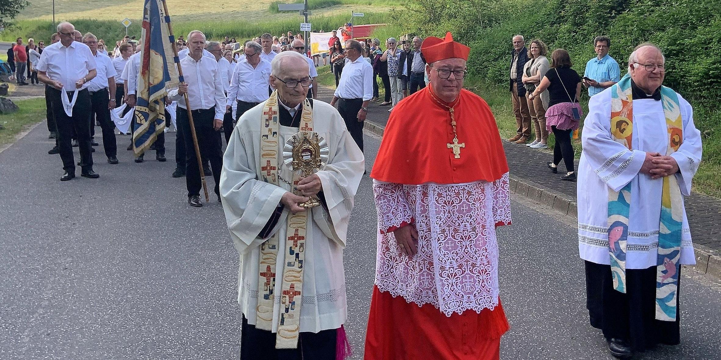 Am Ortseingang von Waxweiler wurden die Pilger aus Prüm von Kardinal Hollerich (Mitte), Ortspfarrer Müller (rechts) und Ordensprälat Kreutz (links) empfangen und zur Pfarrkirche geleitet. (c) Michael Fischer Am Ortseingang von Waxweiler wurden die Pilger aus Prüm von Kardinal Hollerich (Mitte), Ortspfarrer Müller (rechts) und Ordensprälat Kreutz (links) empfangen und zur Pfarrkirche geleitet.