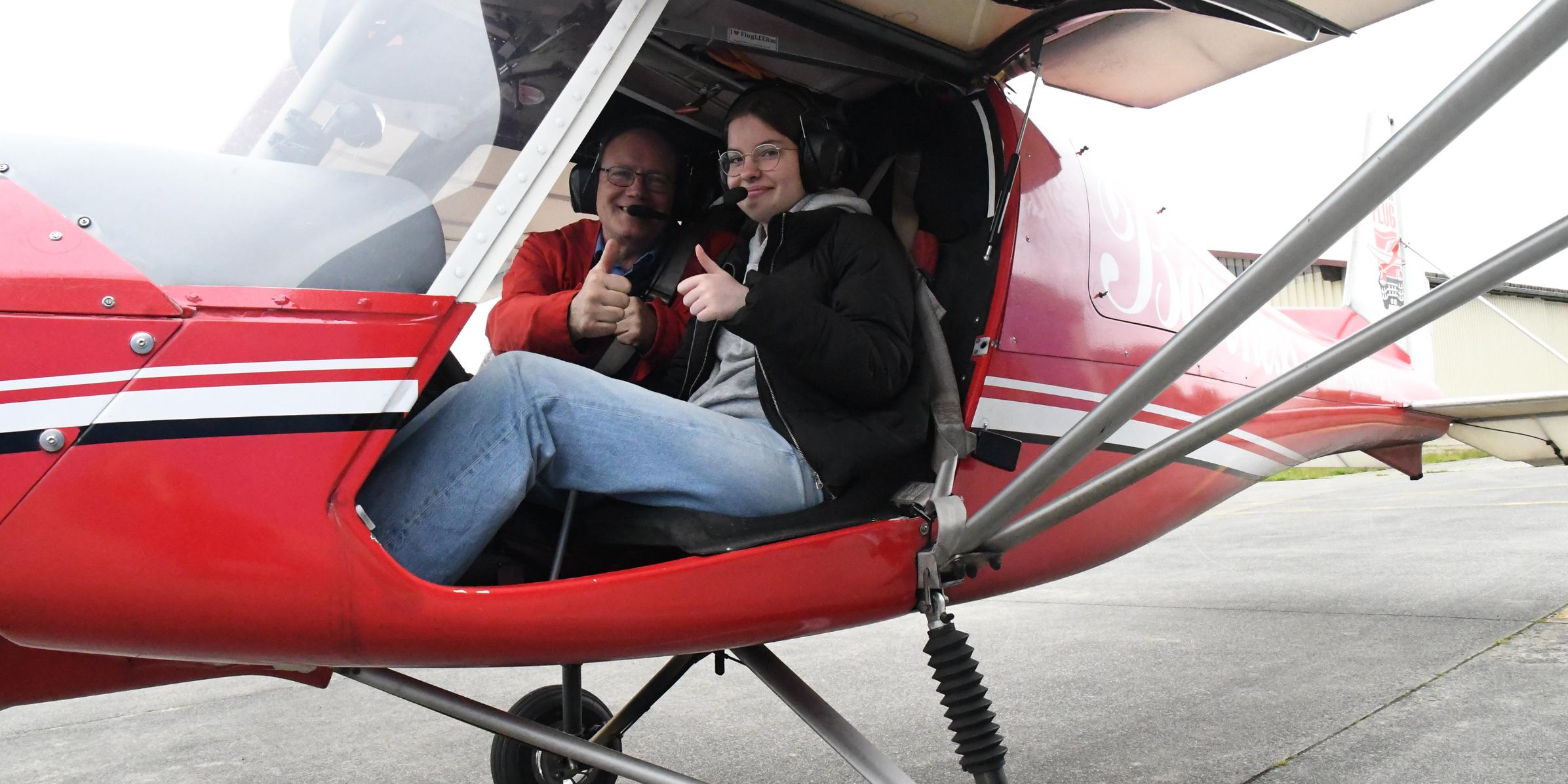 Sophie Assmann beweist Vertrauen und steigt als Erste zu Pilot Bernhard Heller ins Cockpit der „Roten Baroness“. (c) Mechthild Schneiders Sophie Assmann beweist Vertrauen und steigt als Erste zu Pilot Bernhard Heller ins Cockpit der „Roten Baroness“.
