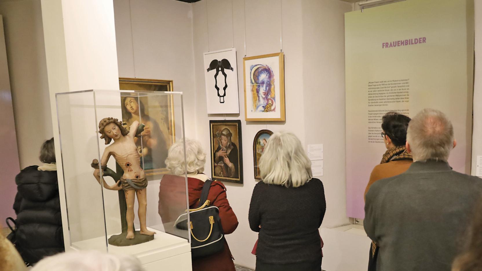 Rund 100 Menschen kamen zur Eröffnung der Ausstellung. Kunstwerke thematisieren die Vielfalt zwischen männlich und weiblich.