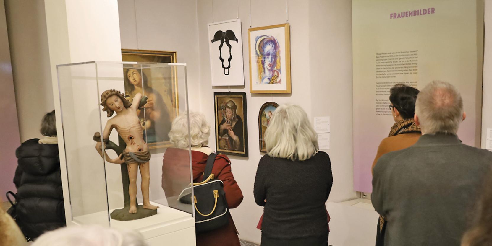 Rund 100 Menschen kamen zur Eröffnung der Ausstellung. Kunstwerke thematisieren die Vielfalt zwischen männlich und weiblich. (c) Inge Hülpes Rund 100 Menschen kamen zur Eröffnung der Ausstellung. Kunstwerke thematisieren die Vielfalt zwischen männlich und weiblich.
