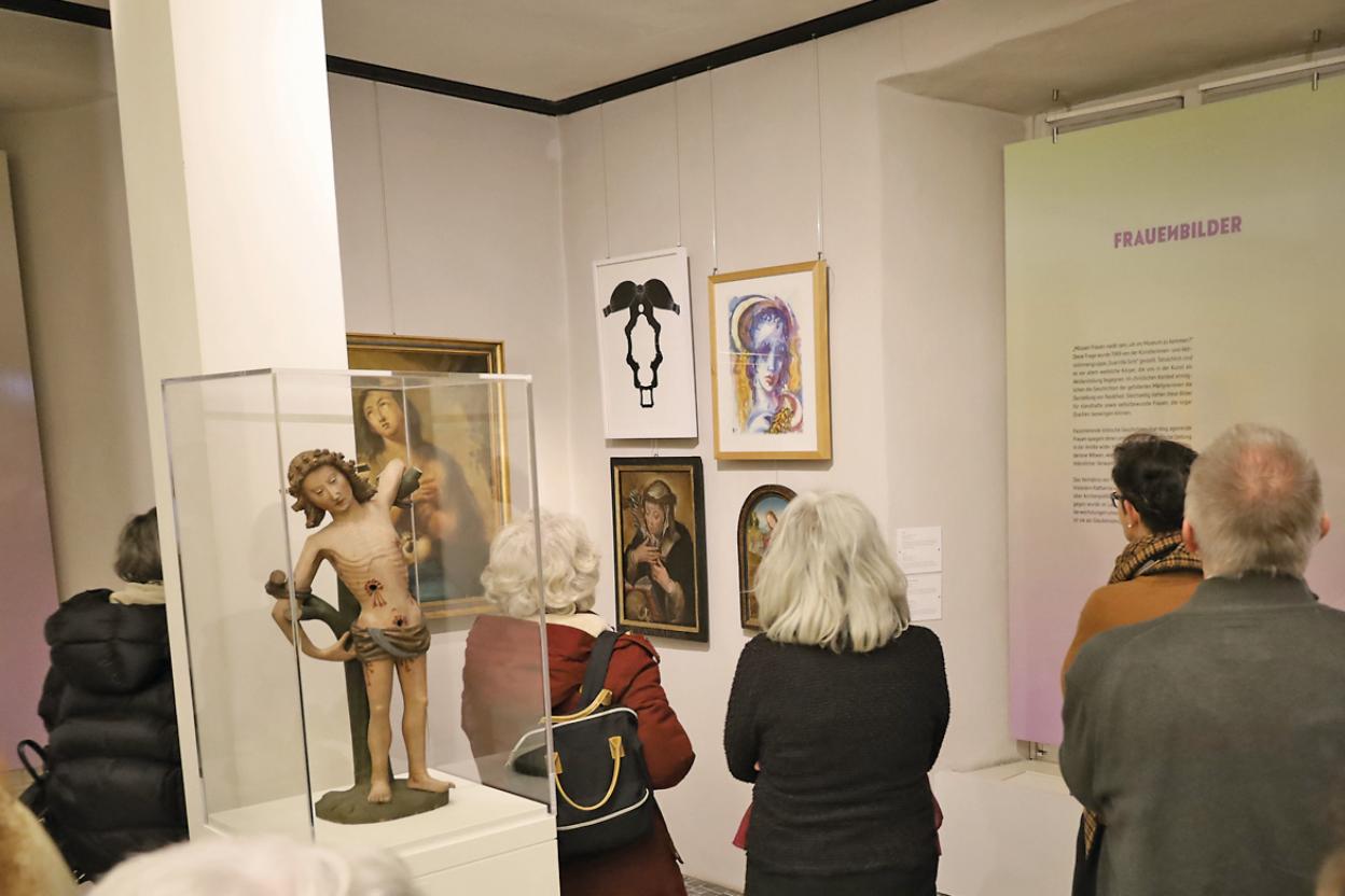 Rund 100 Menschen kamen zur Eröffnung der Ausstellung. Kunstwerke thematisieren die Vielfalt zwischen männlich und weiblich.
