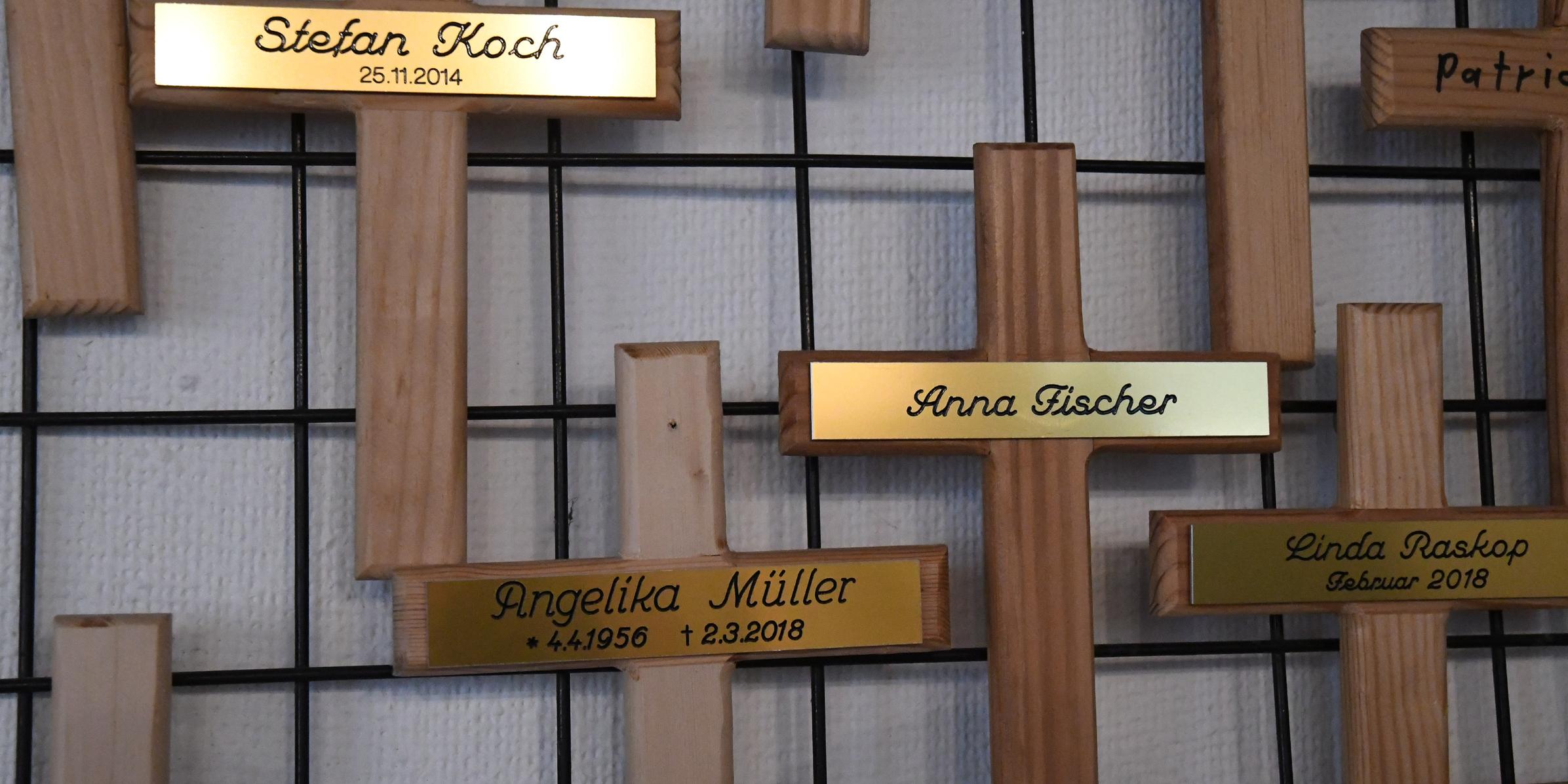 Die Kreuze in der Krypta unter der ehemaligen Kirche erinnern an verstorbene Gäste des Hüttenberger Mittagstischs. (c) Constanze Sonnenschein Die Kreuze in der Krypta unter der ehemaligen Kirche erinnern an verstorbene Gäste des Hüttenberger Mittagstischs.