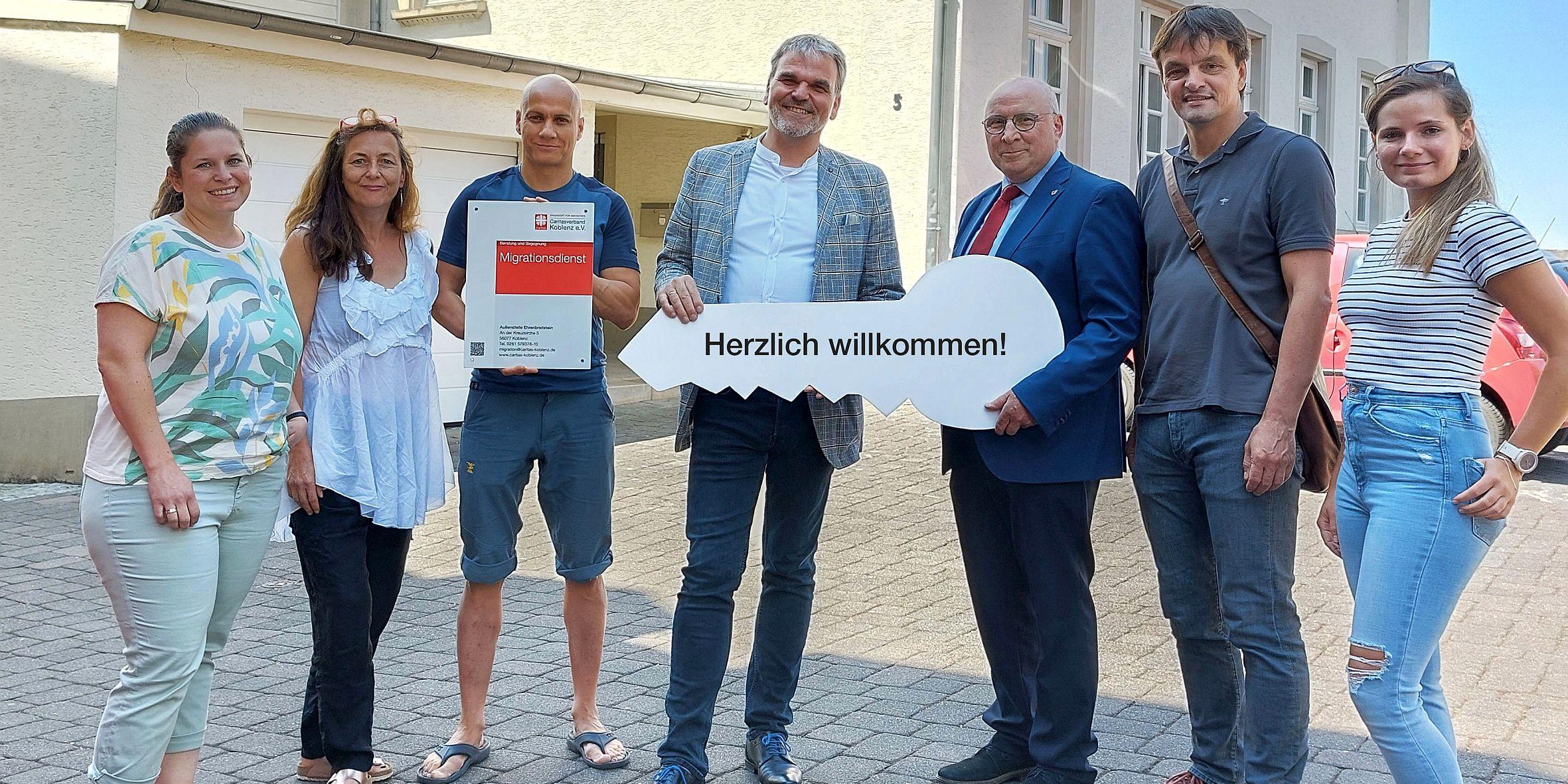 Manfred Diehl (Dritter von rechts) bei der Übergabe des symbolischen Schlüssels an Mitarbeiterinnen und Mitarbeiter des Migrationsdienstes. (c) Caritas Manfred Diehl (Dritter von rechts) bei der Übergabe des symbolischen Schlüssels an Mitarbeiterinnen und Mitarbeiter des Migrationsdienstes.