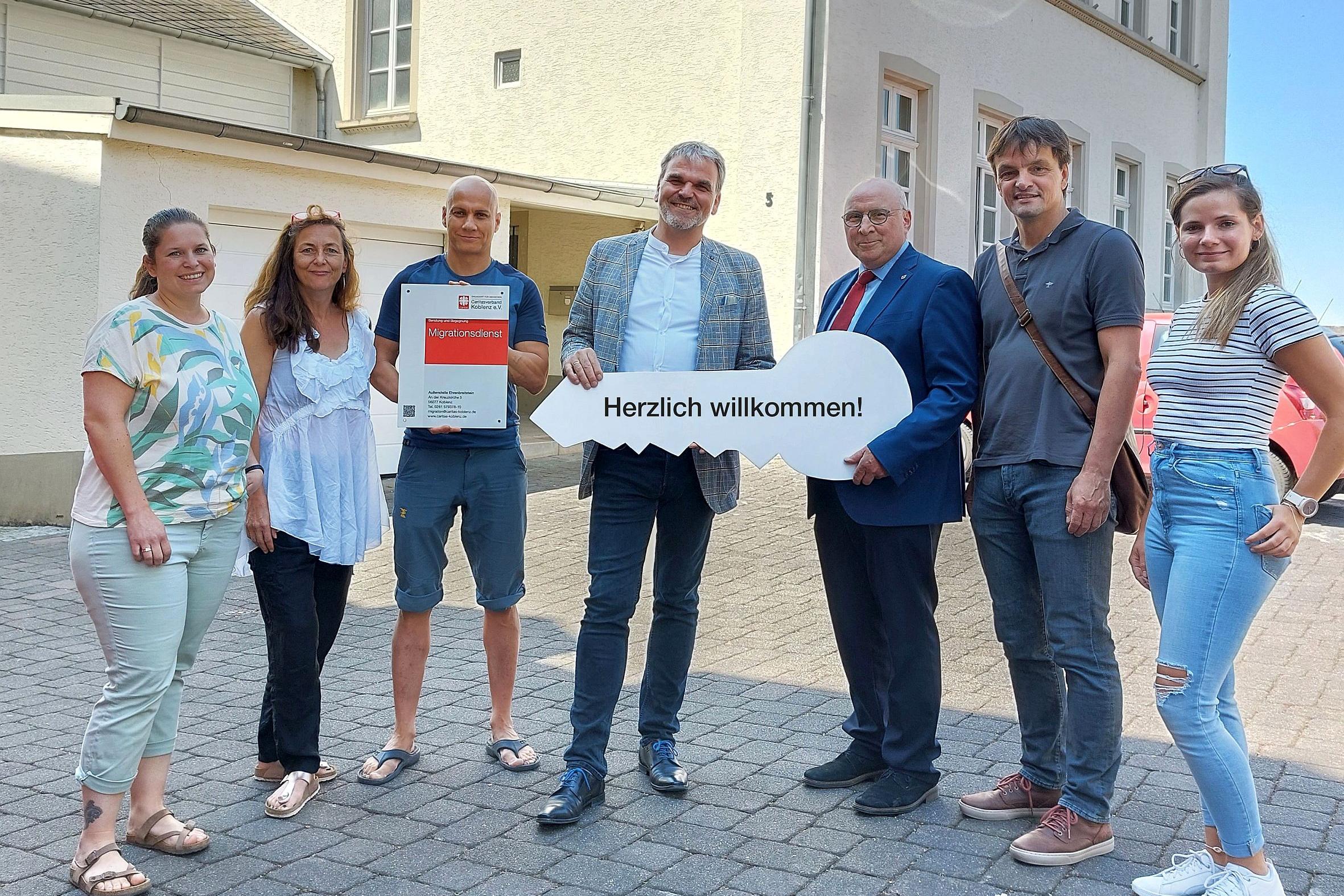 Manfred Diehl (Dritter von rechts) bei der Übergabe des symbolischen Schlüssels an Mitarbeiterinnen und Mitarbeiter des Migrationsdienstes.
