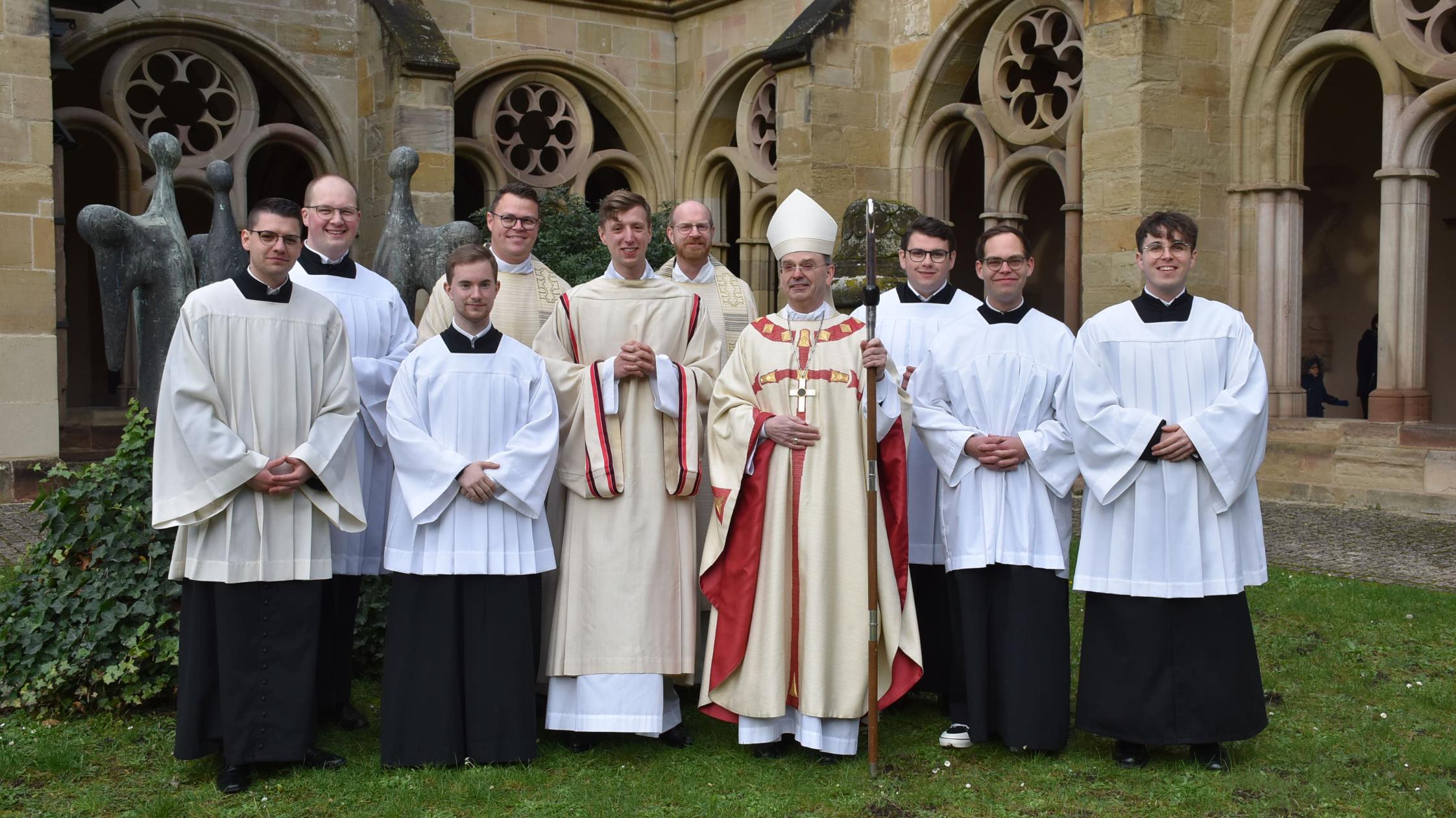 Der neue Diakon Antonio Jagodin (Fünfter von links) mit Weihbischof Brahm (vorne rechts daneben), Regens Tim Sturm (Vierter von links), Spiritual Jan Lehmann und Mitgliedern der Schola des Priesterseminars.