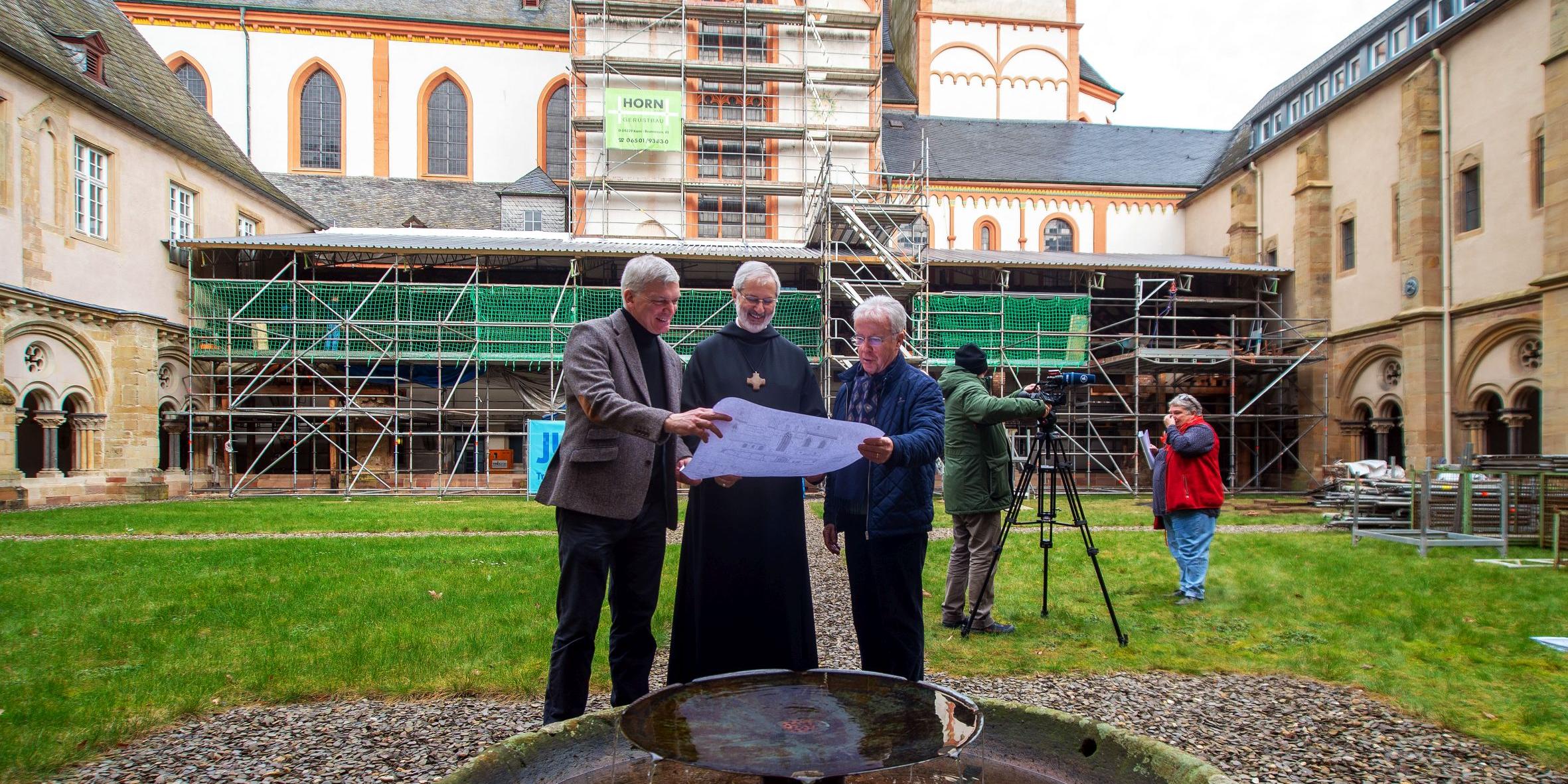 Bei einem Pressetermin stellten Architekt Karl Feils, Abt Ignatius Maaß und Kuratoriumsvorsitzender Helmut Schröer (von links) die Maßnahme vor. (c) Rolf Lorig Bei einem Pressetermin stellten Architekt Karl Feils, Abt Ignatius Maaß und Kuratoriumsvorsitzender Helmut Schröer (von links) die Maßnahme vor.