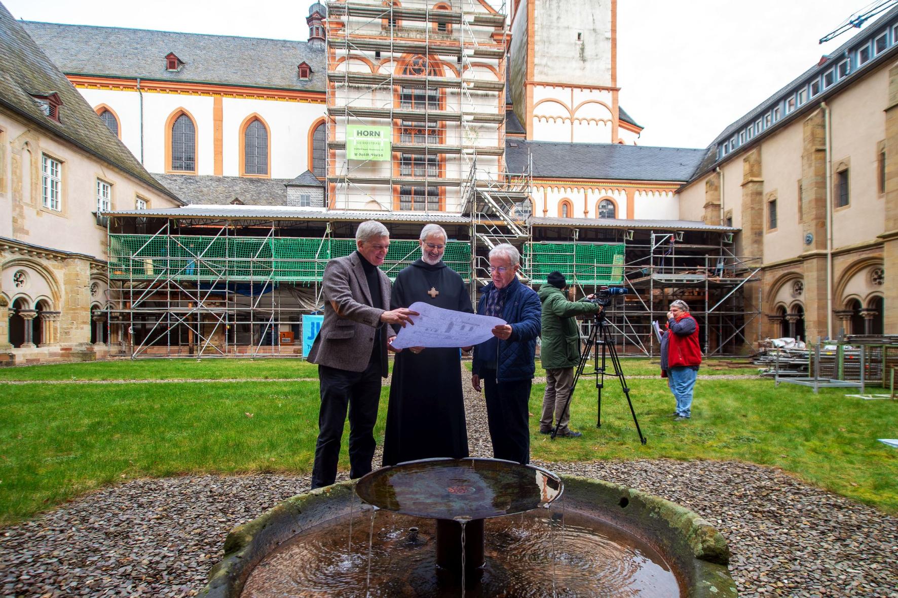 Bei einem Pressetermin stellten Architekt Karl Feils, Abt Ignatius Maaß und Kuratoriumsvorsitzender Helmut Schröer (von links) die Maßnahme vor.