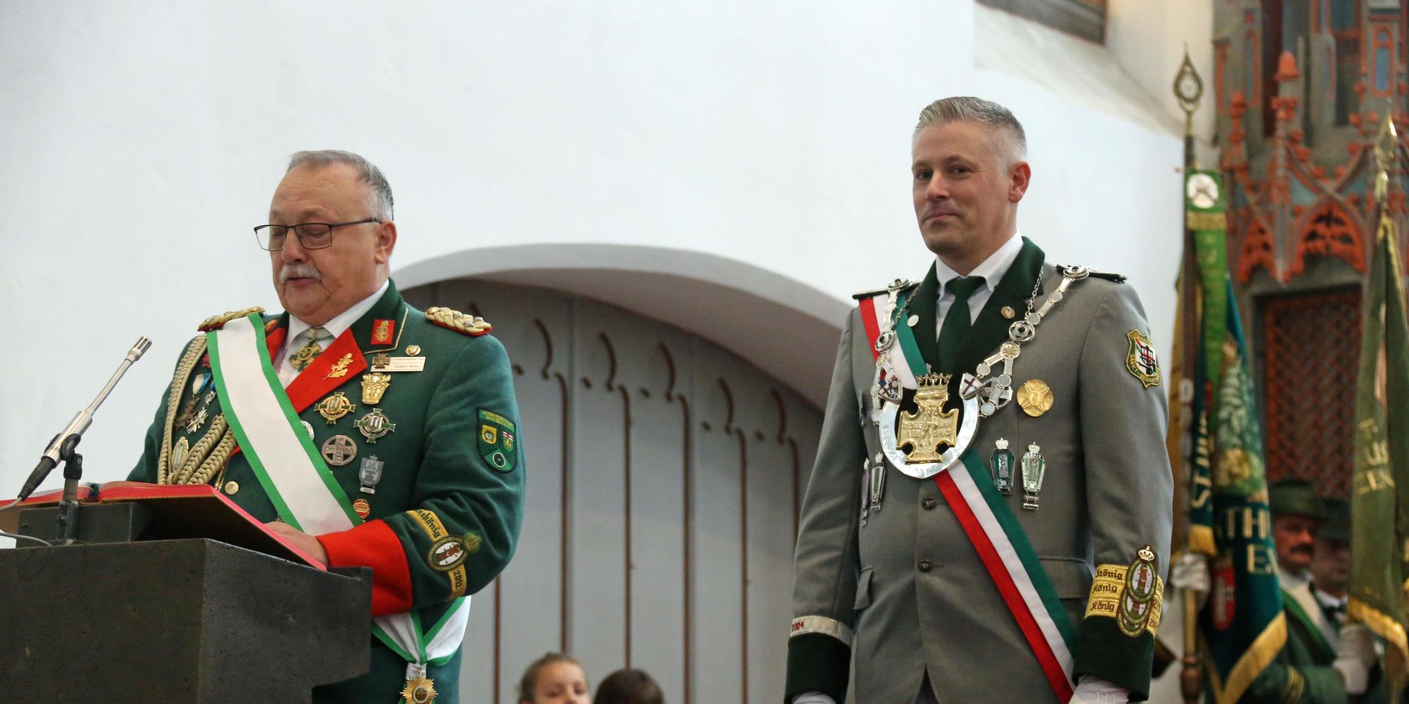 Diözesanbundesmeister Hubert Mohr (links) stellt der Gemeinde im Festgottesdienst den neuen Diözesanschützenkönig Pierre Prüm vor. (c) Elvira Bell Diözesanbundesmeister Hubert Mohr (links) stellt der Gemeinde im Festgottesdienst den neuen Diözesanschützenkönig Pierre Prüm vor.