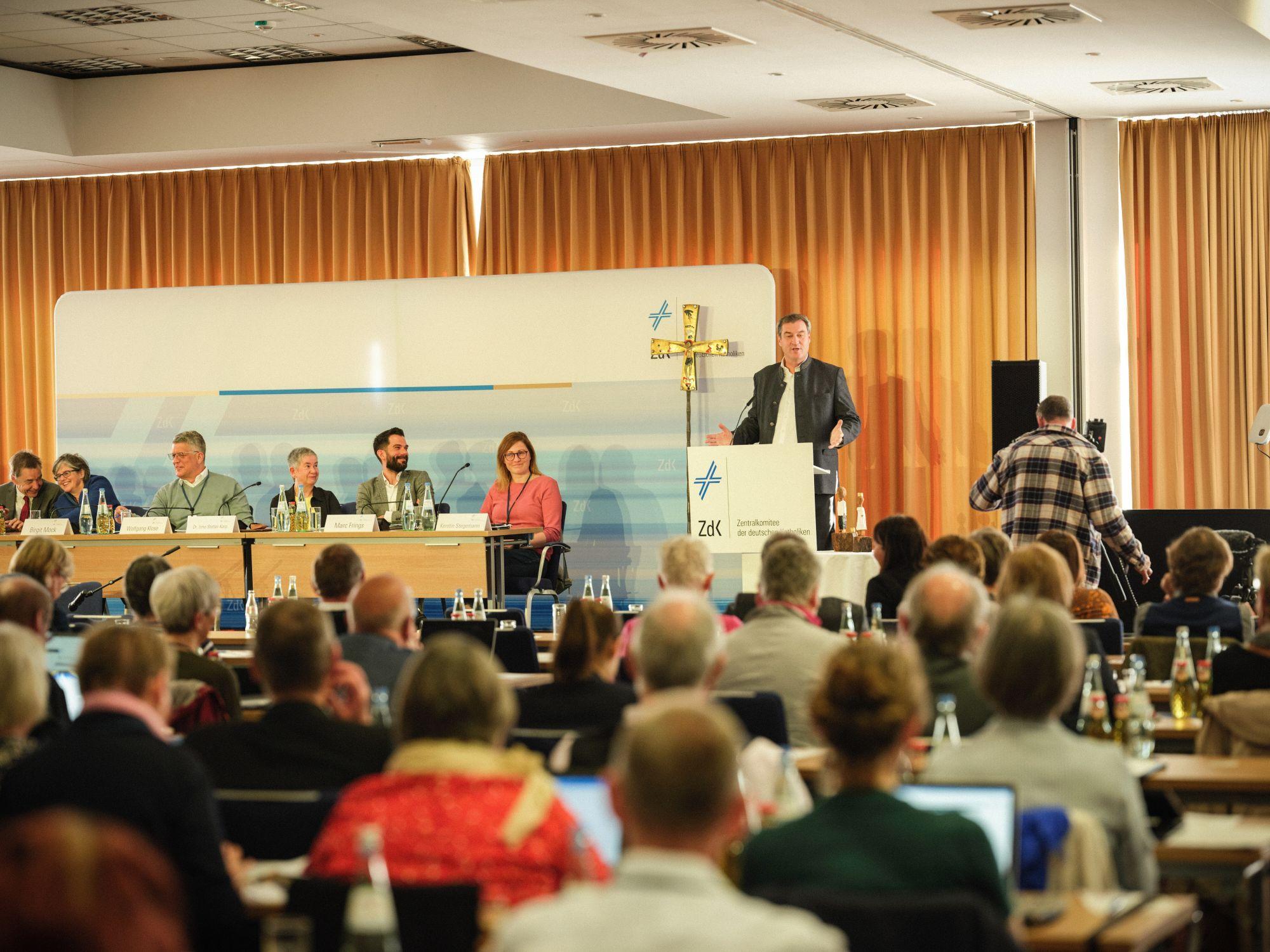 Markus Söder, Ministerpräsident von Bayern, spricht vor den Delegierten des obersten Laiengremiums der Kirche.