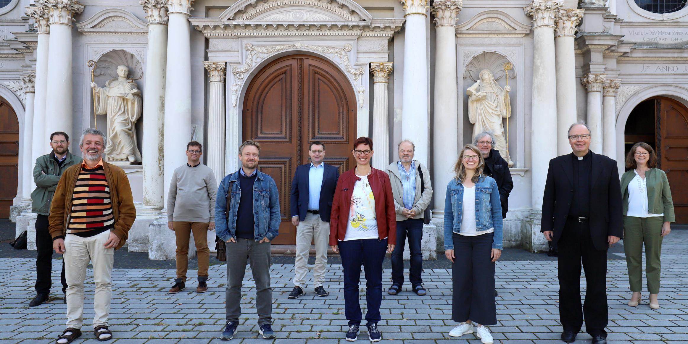 Die Missionarischen Teams bei ihrer Aussendung im September 2021 mit Bischof Stephan Ackermann (vorne rechts).